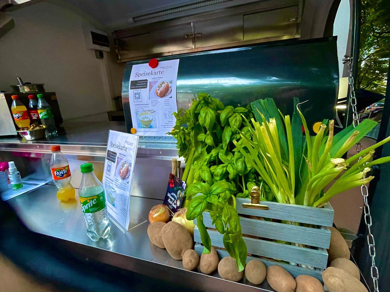 Foodtrailer Catering Firmenevent — Lebensfreude, Wein und leckere Speisen auf dem Frechener Schlemmer- & Abend-Markt